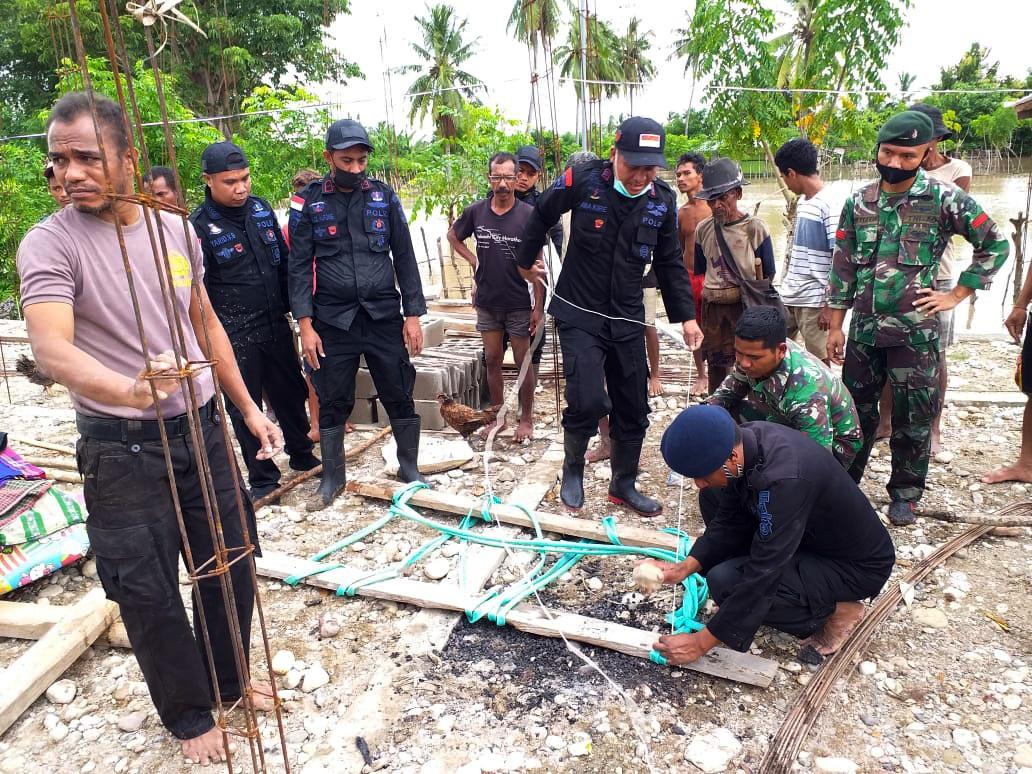 Aksi Polisi Selamatkan...