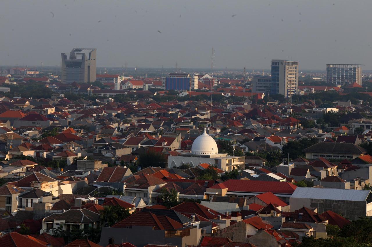 Kado HUT ke-728 Surabaya,...