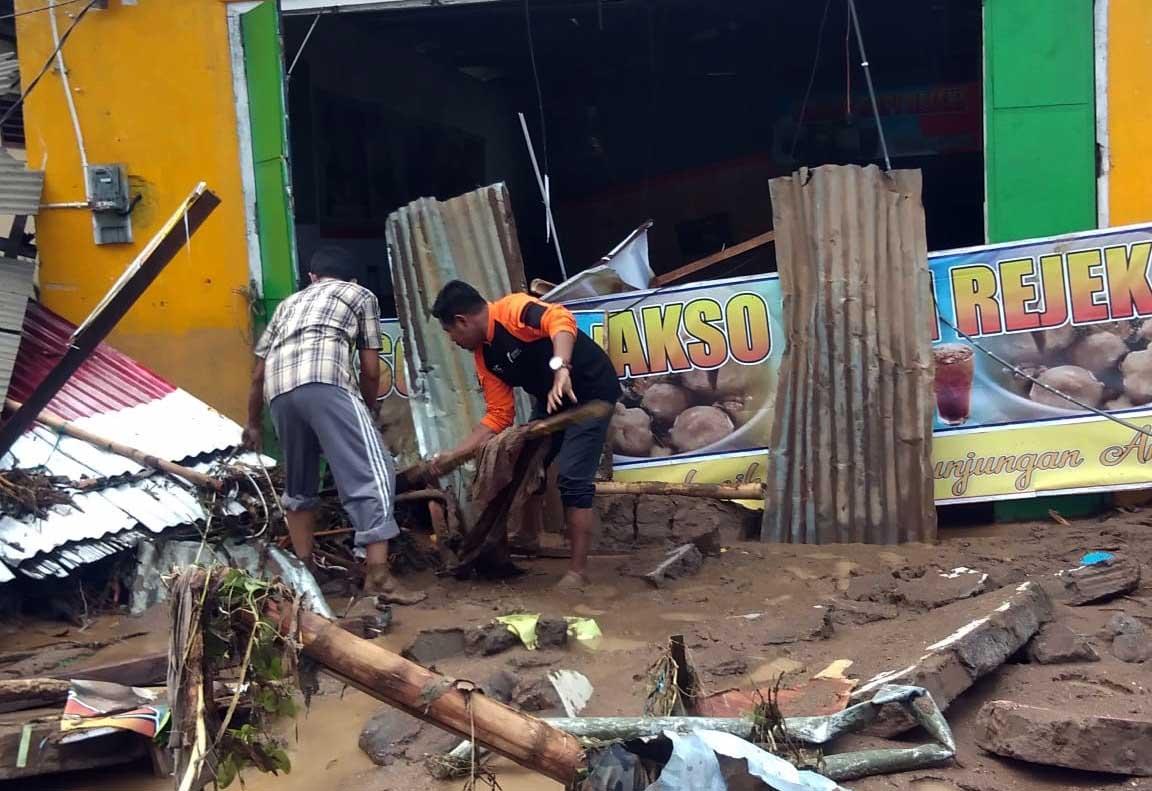 Luluh Lantak Diterjang...