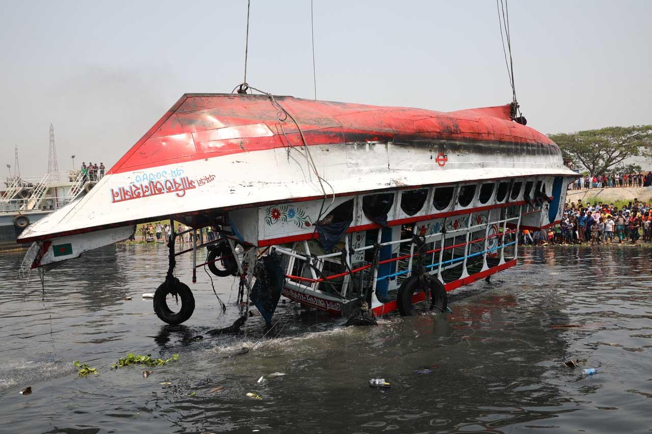 Kapal Feri Bertabrakan...