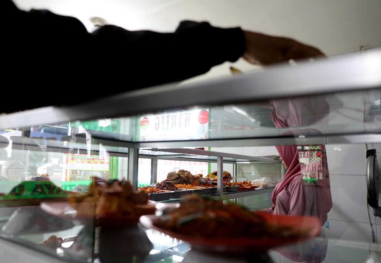 Pandemi, Warteg Dapat...