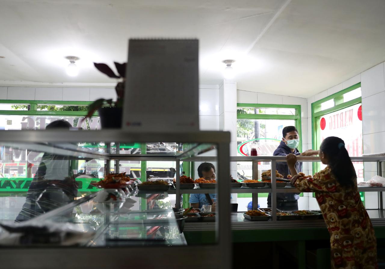 Pandemi, Warteg Dapat...