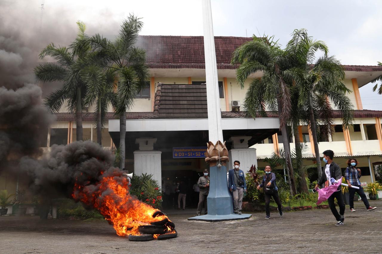 Aksi Mahasiswa Unitomo...