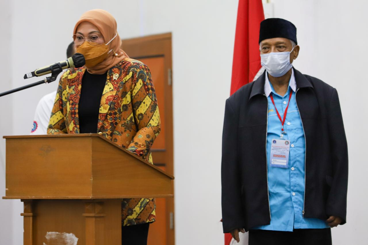 Menaker Tawarkan 21...