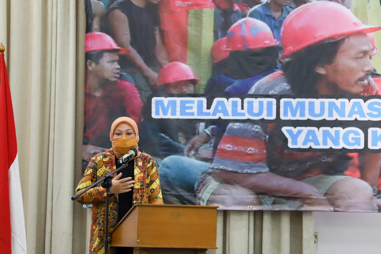 Menaker Tawarkan 21...