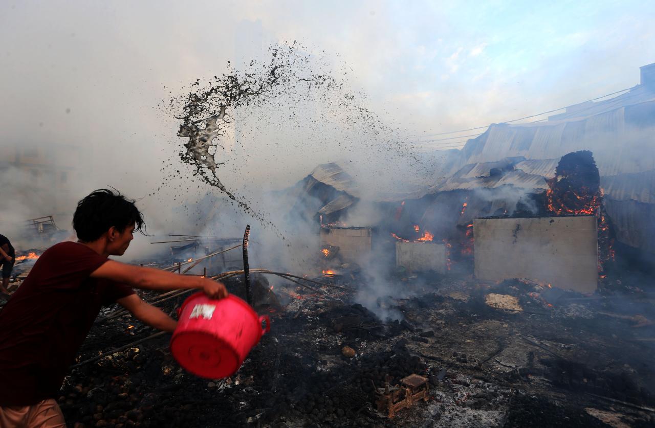 Warga dan Damkar Berjibaku...