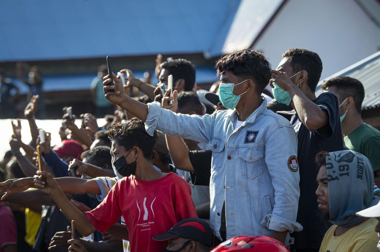 Rela Manjat Pohon Hingga...