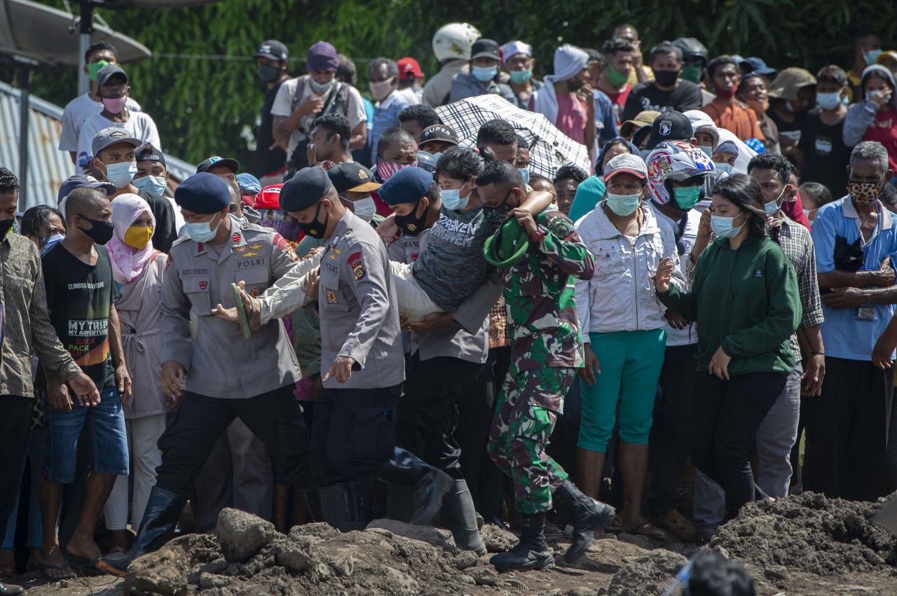 Rela Manjat Pohon Hingga...