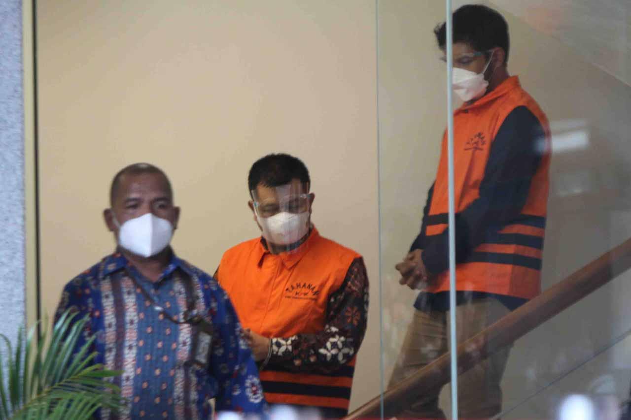 KPK Tahan Bupati Bandung...