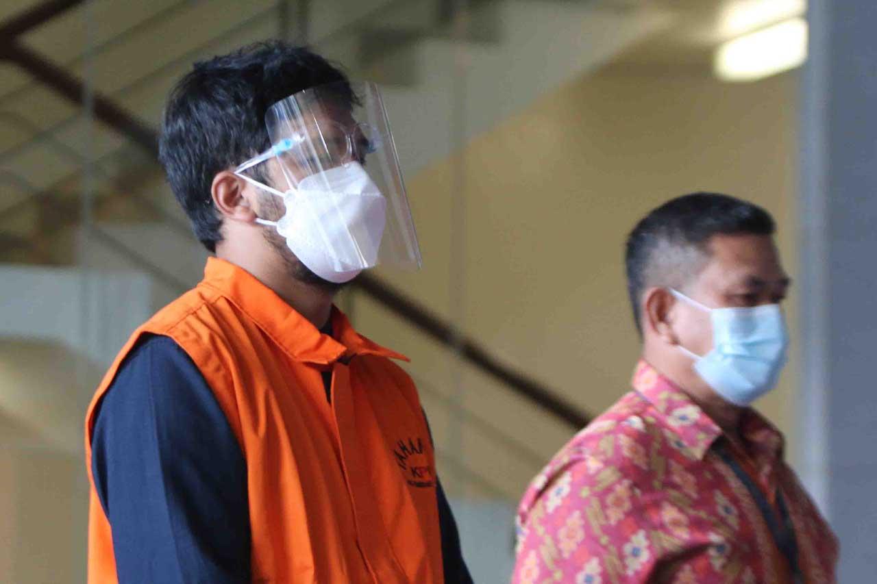 KPK Tahan Bupati Bandung...