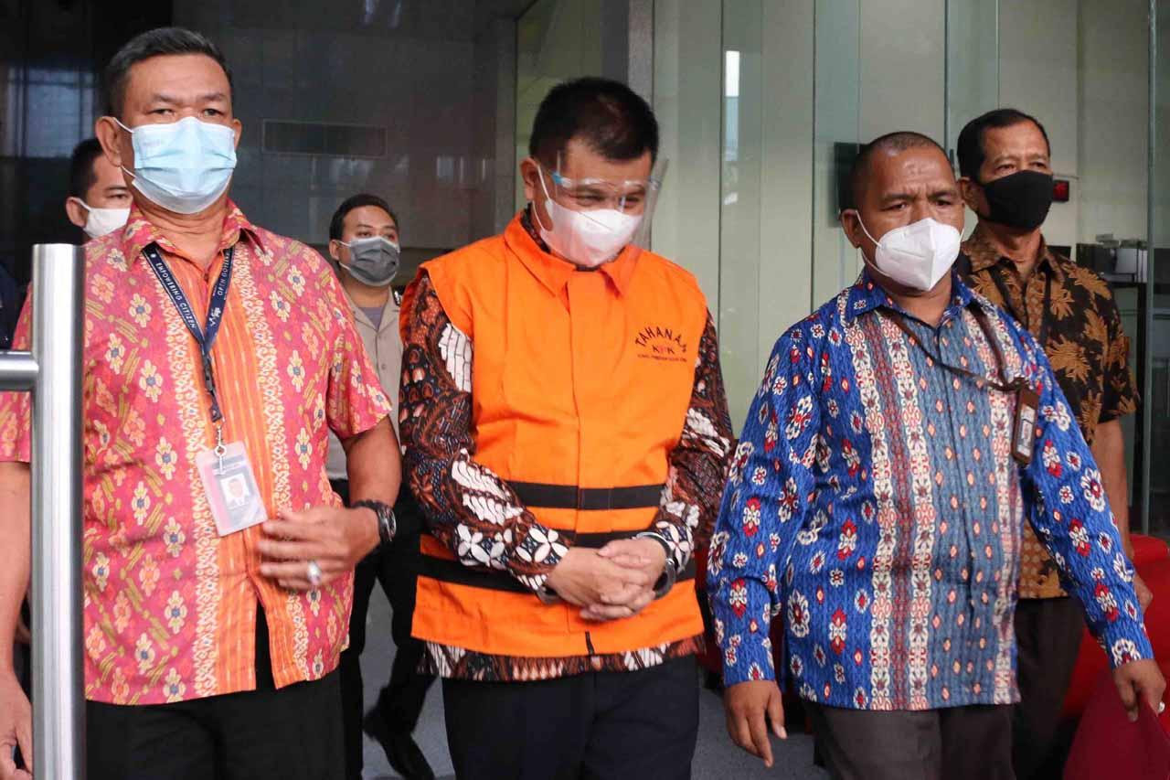 KPK Tahan Bupati Bandung...