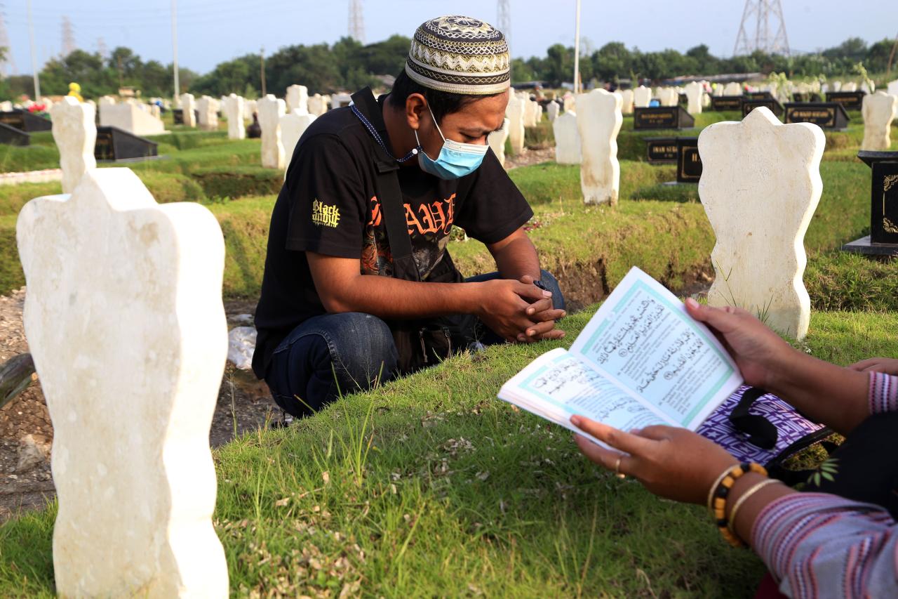 Jelang Ramadhan, Makam...