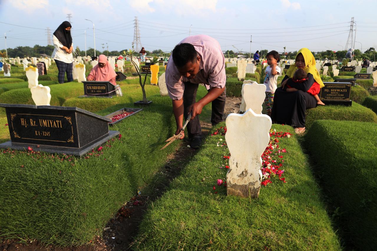 Jelang Ramadhan, Makam...