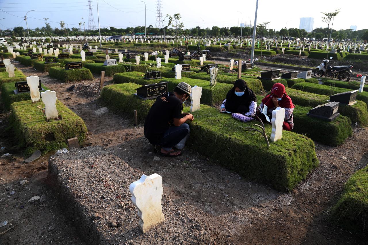 Jelang Ramadhan, Makam...