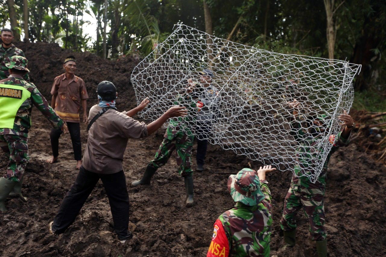 Satgas Zeni TNI AD Mulai...