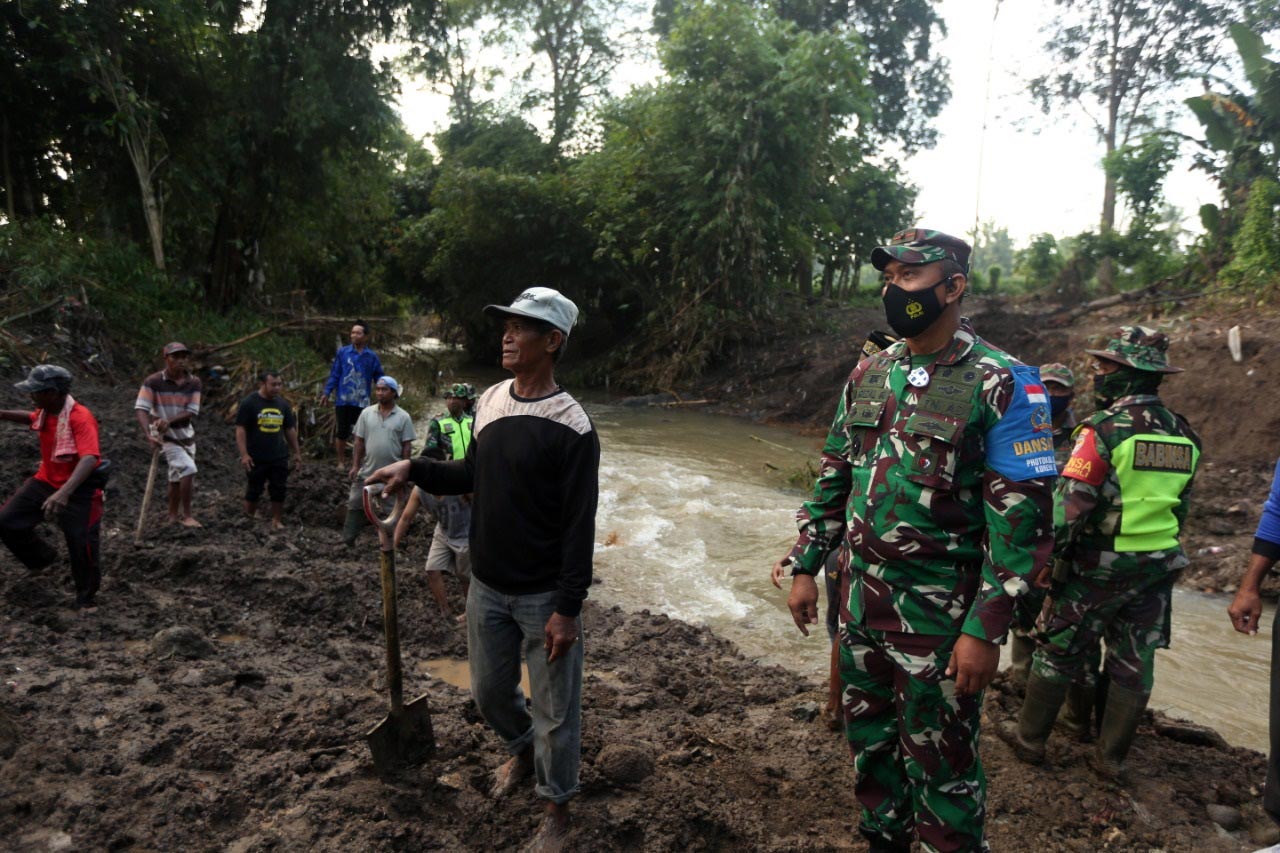 Satgas Zeni TNI AD Mulai...