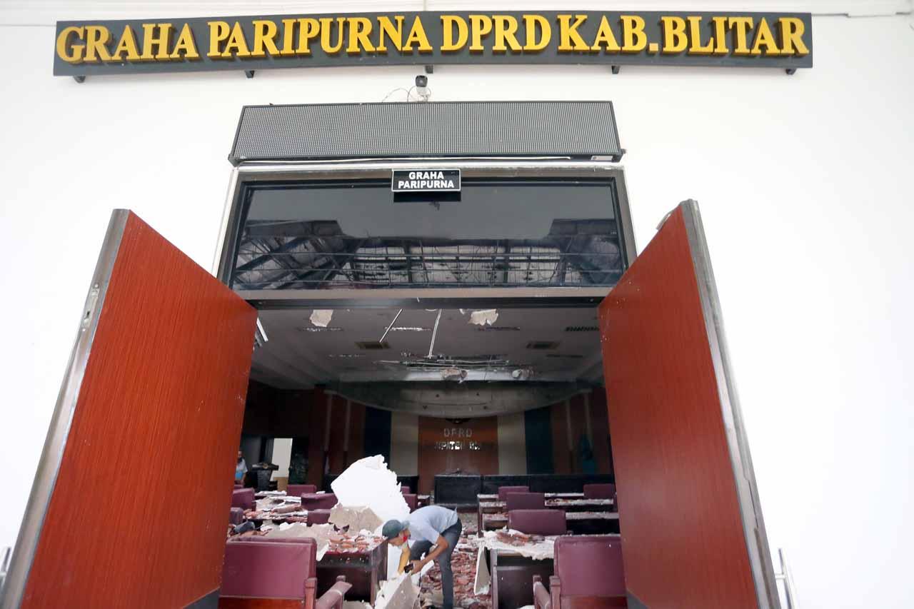 Gempa Malang Akibatkan...