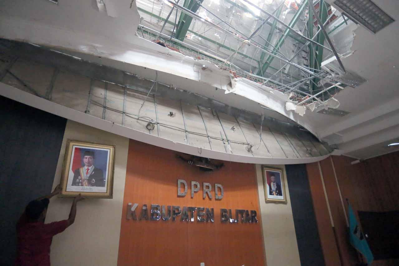 Gempa Malang Akibatkan...