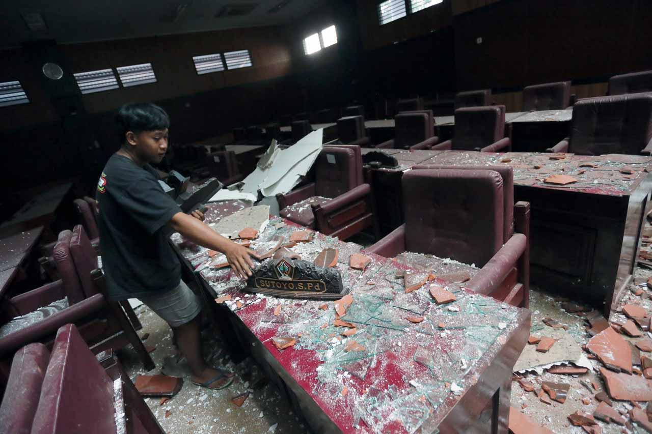 Gempa Malang Akibatkan...