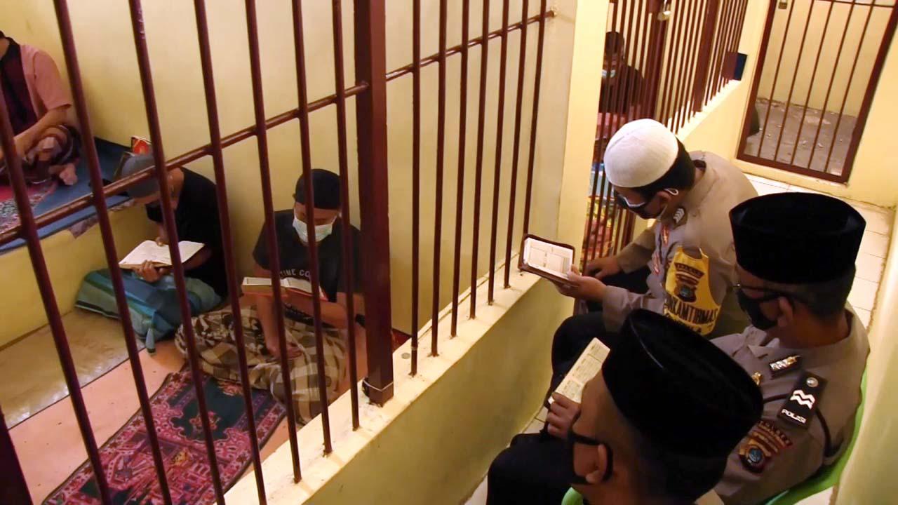 Dari Balik Jeruji, Polisi...