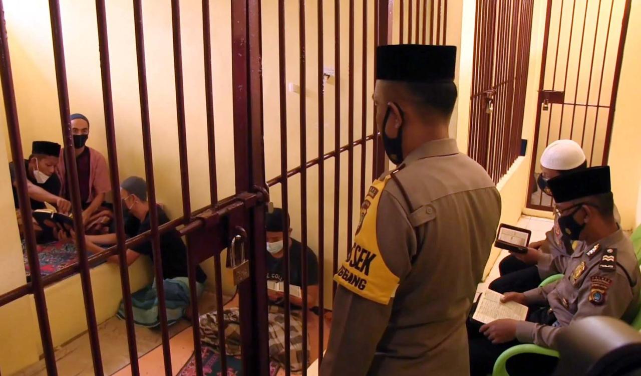 Dari Balik Jeruji, Polisi...