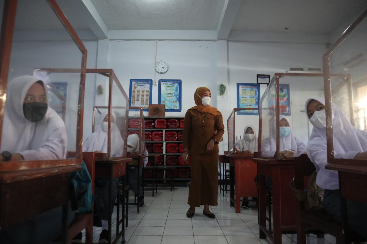 Dipasang Sekat Plastik,...