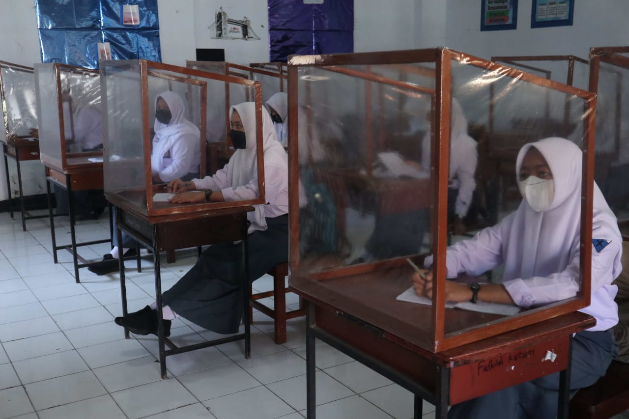 Dipasang Sekat Plastik,...