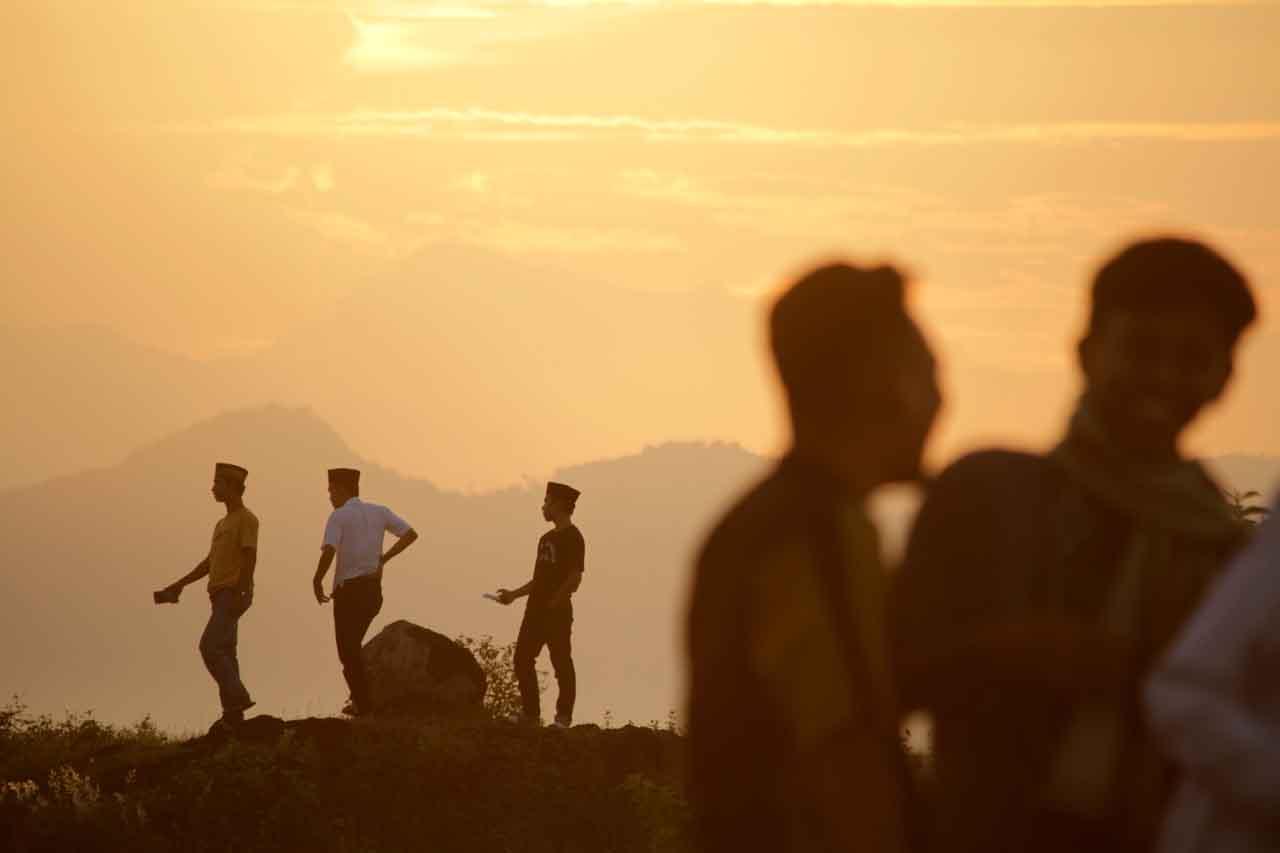 Menikmati Fajar Pertama...
