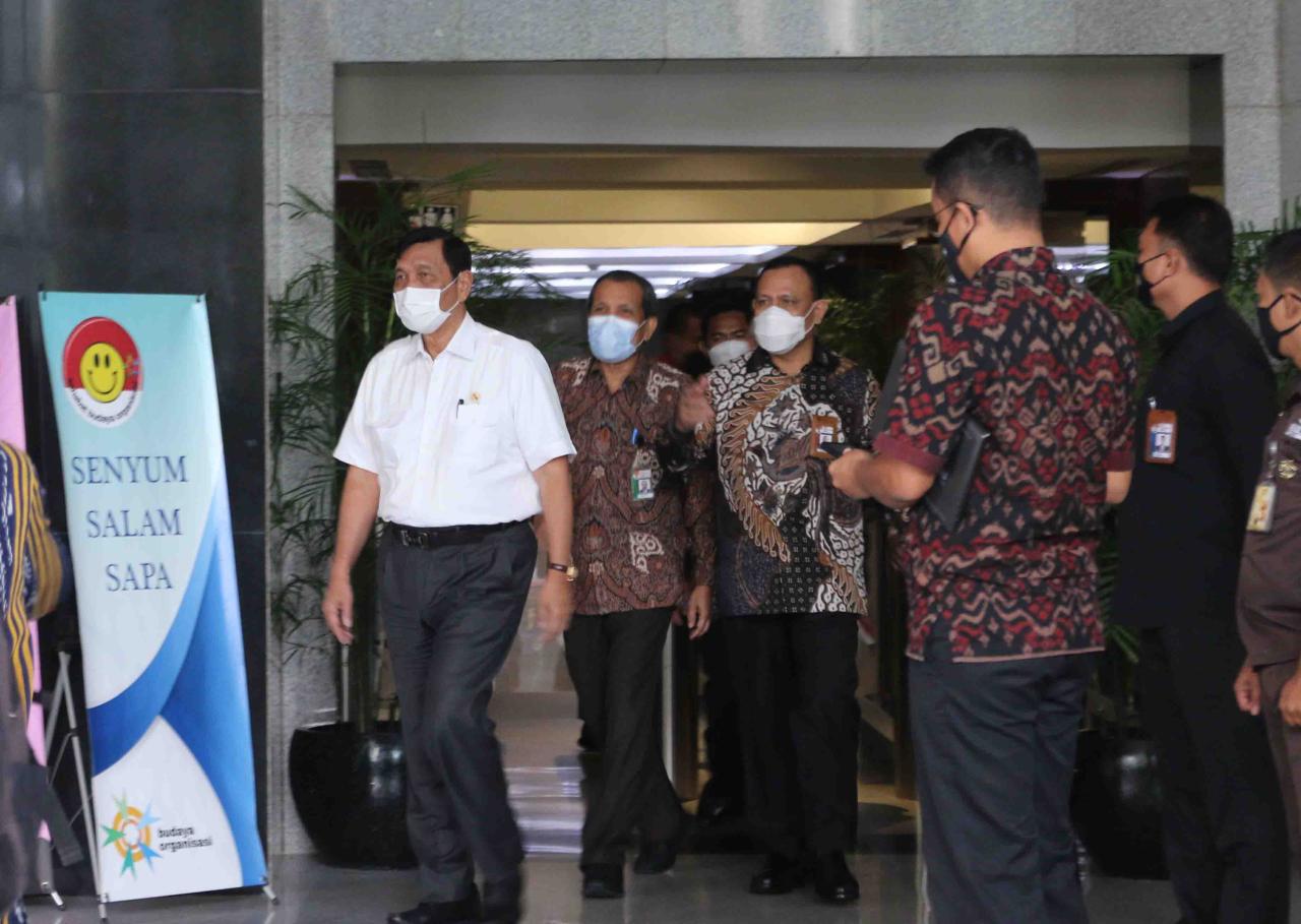 Menko Luhut Hadiri Peluncuran...