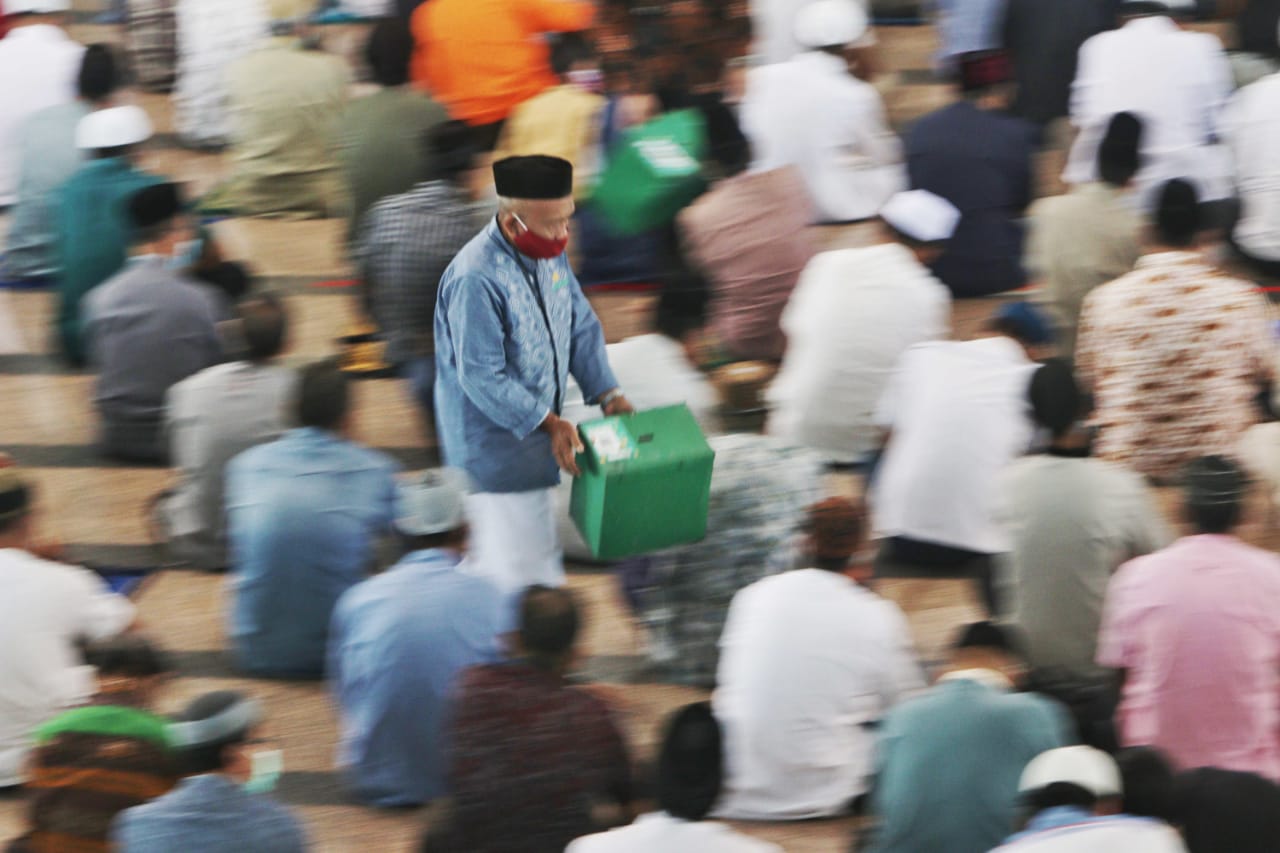 Salat Jumat di Masjid...
