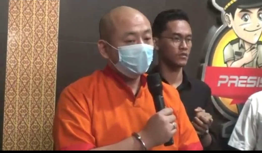 Berbaju Tahanan, Pelaku...