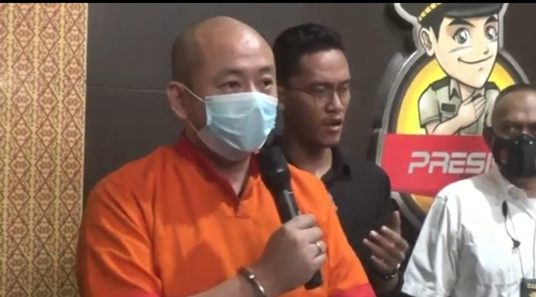 Berbaju Tahanan, Pelaku...