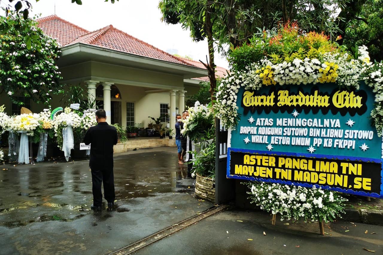Adiguna Sutowo Meninggal,...