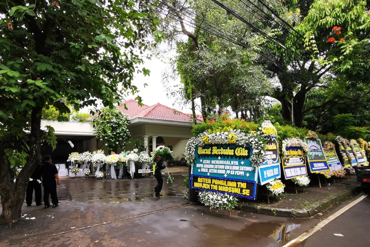 Adiguna Sutowo Meninggal,...
