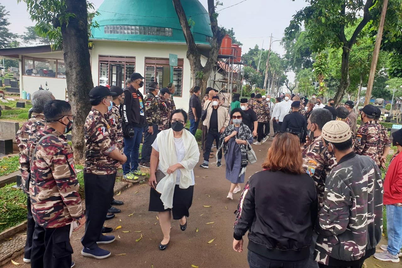 Ratusan Pelayat Antarkan...