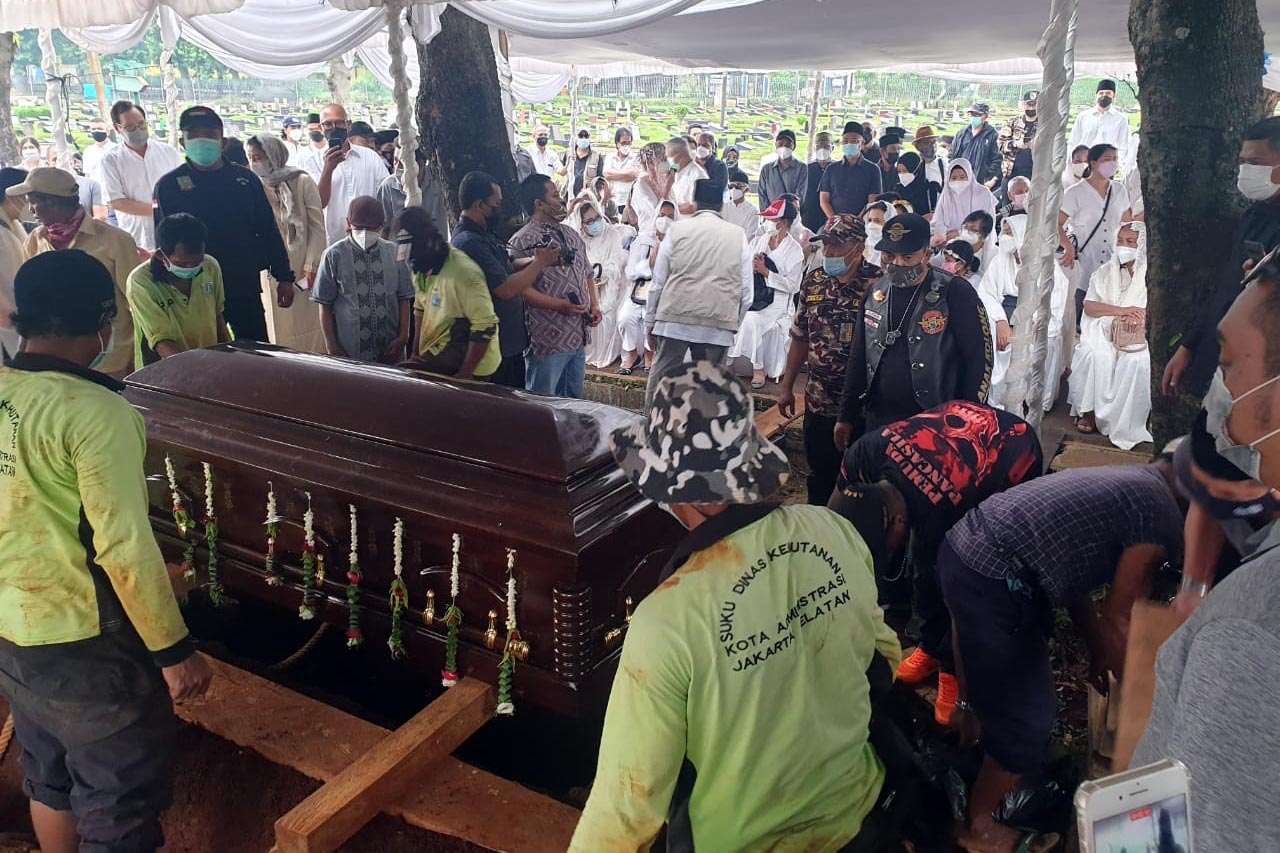 Ratusan Pelayat Antarkan...