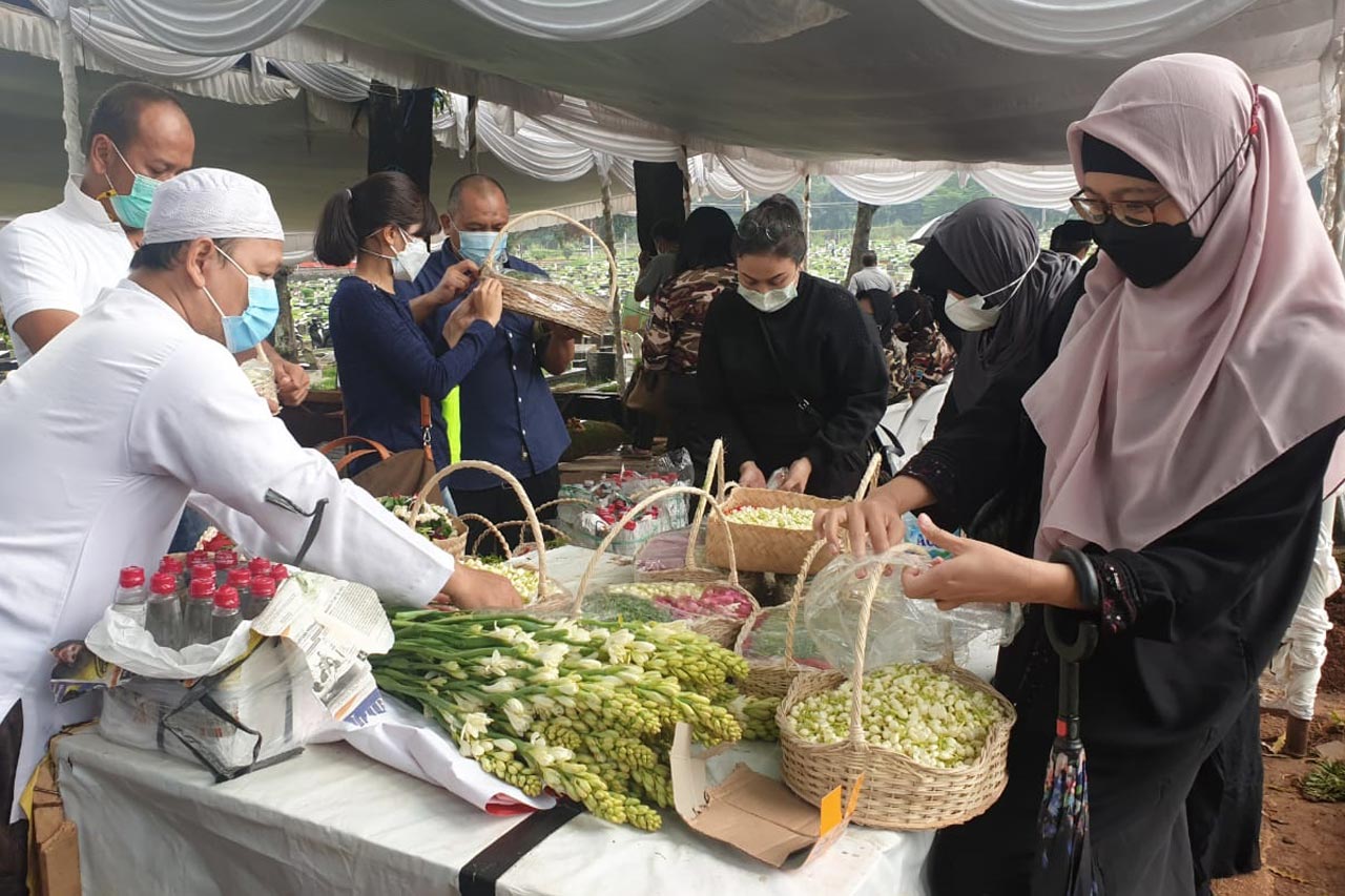Ratusan Pelayat Antarkan...