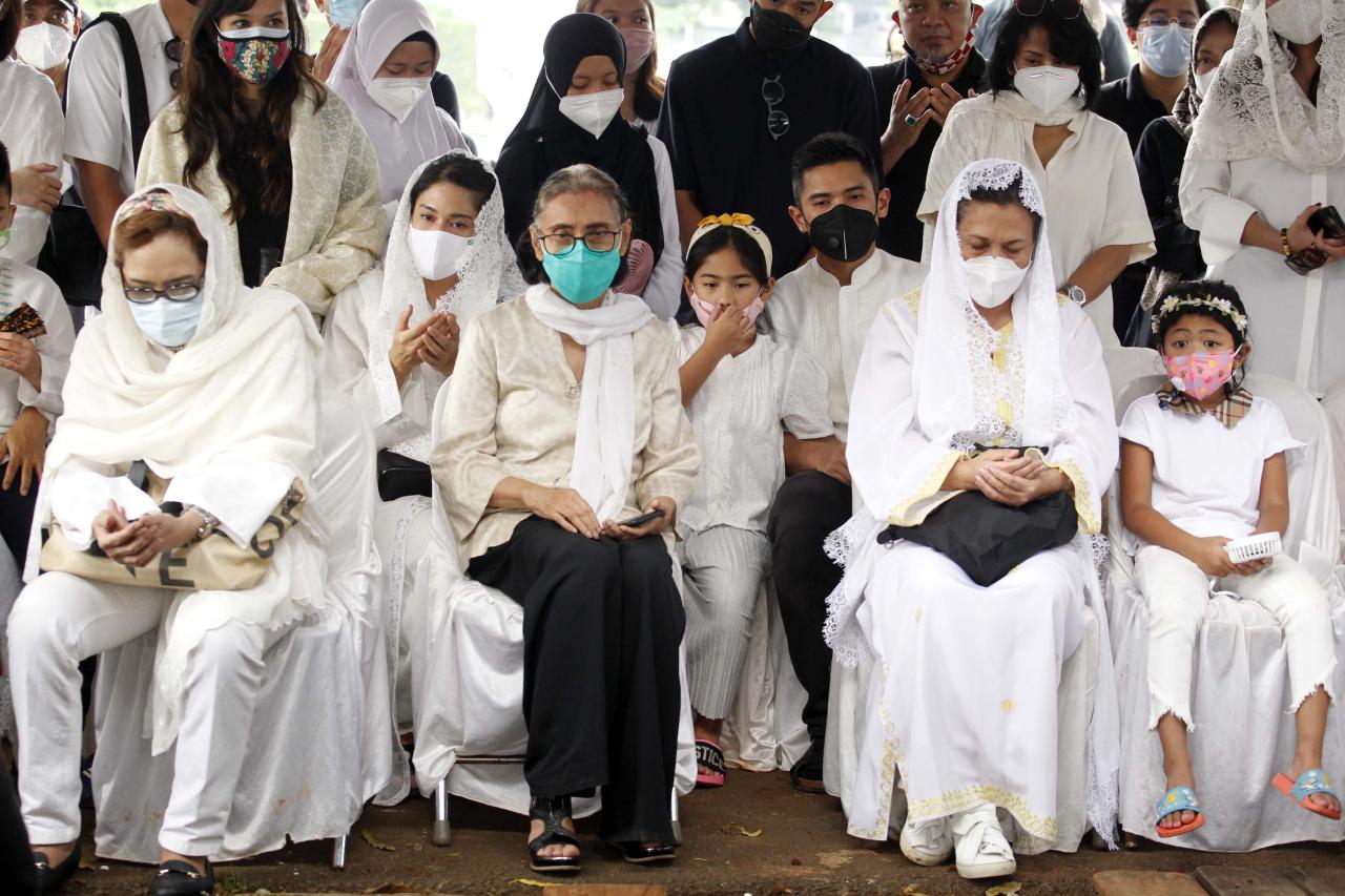 Pelayat Terus Berdatangan...