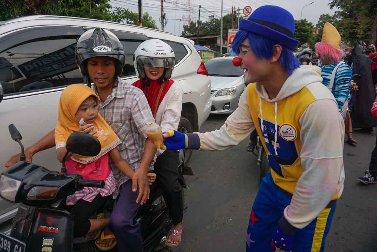 Badut Berbagi Takjil...