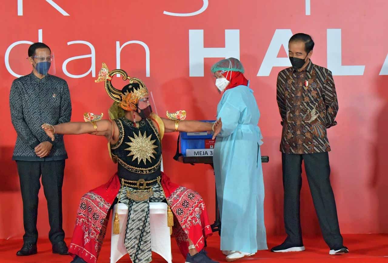 Jokowi Tinjau Vaksinasi...