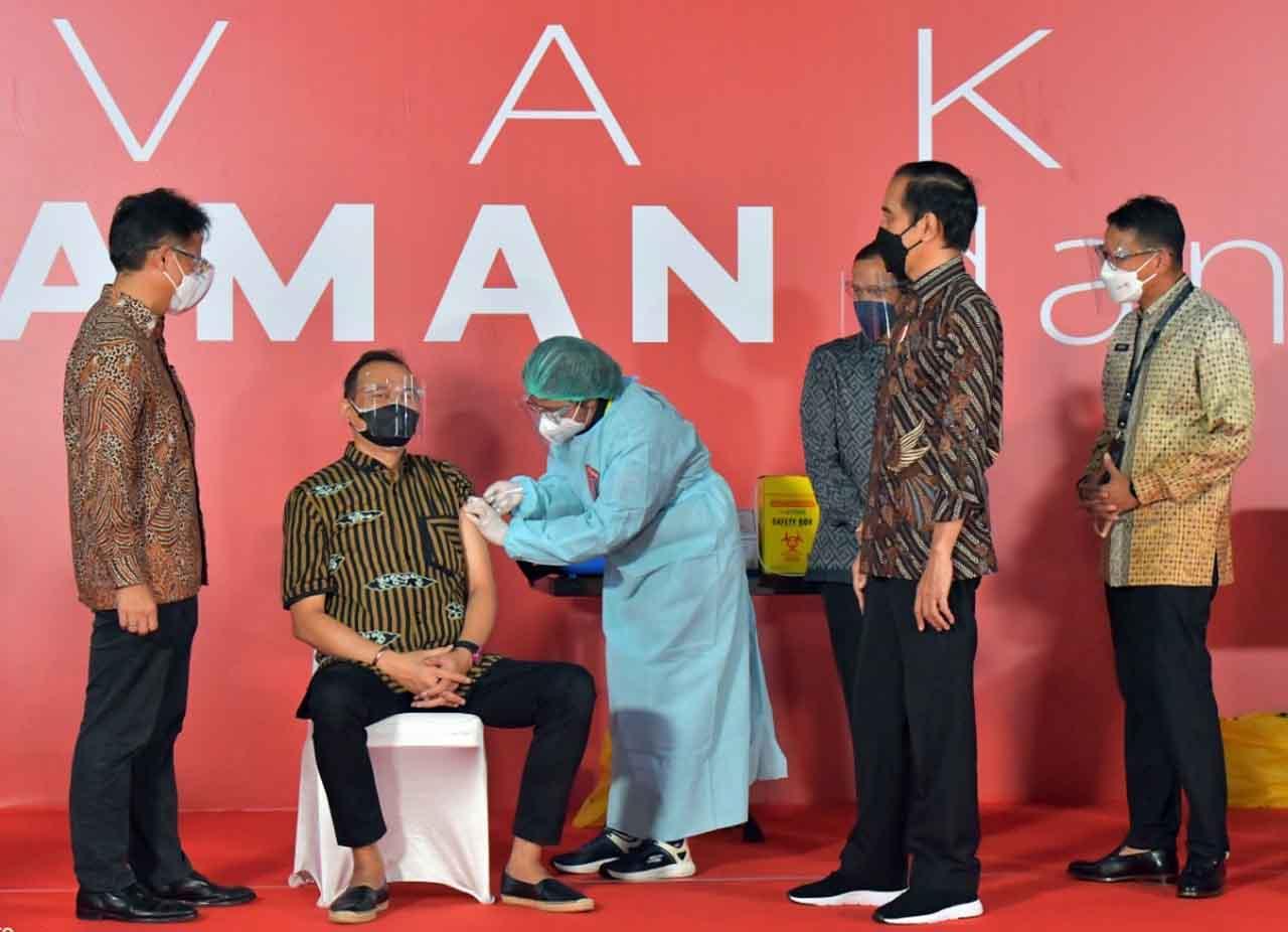 Jokowi Tinjau Vaksinasi...