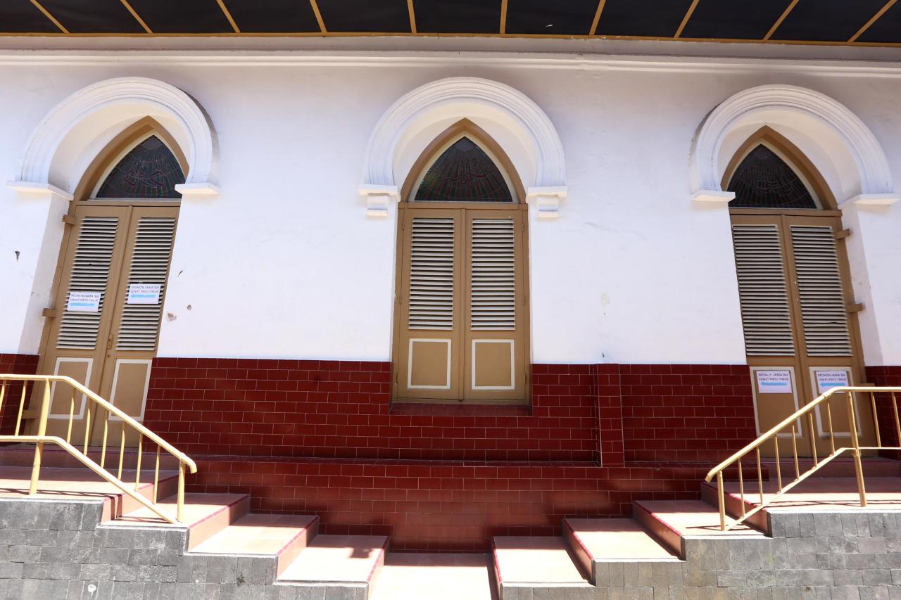 Masjid Peneleh Surabaya,...
