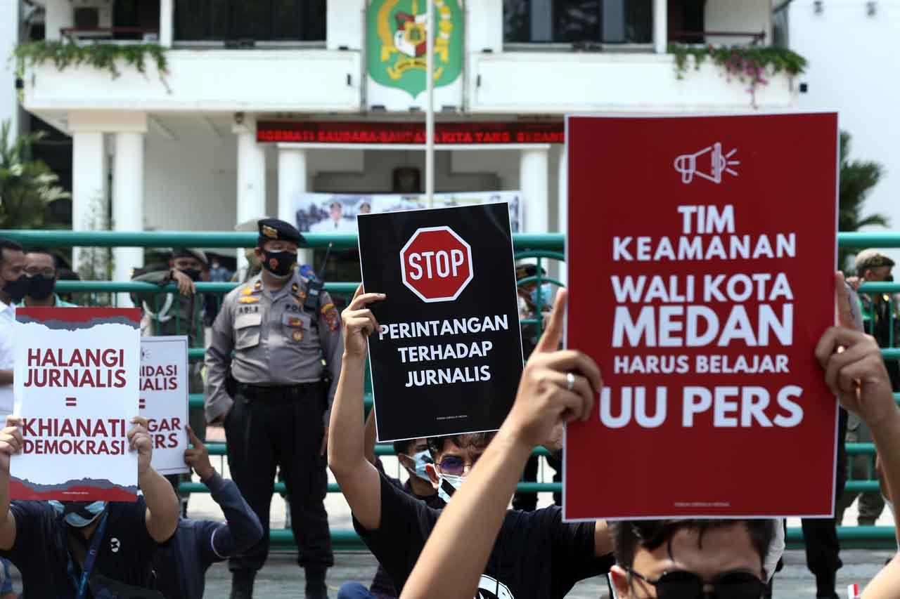 Aksi Tutup Mulut Jurnalis...