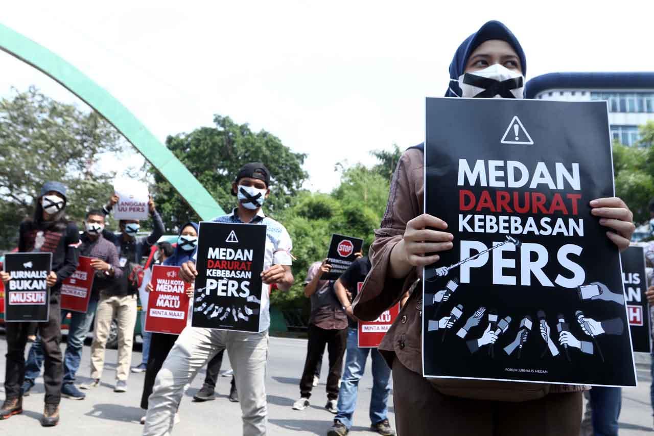 Aksi Tutup Mulut Jurnalis...