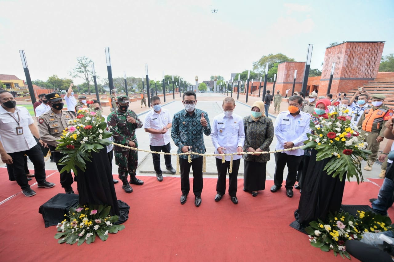 Ridwan Kamil Resmikan...