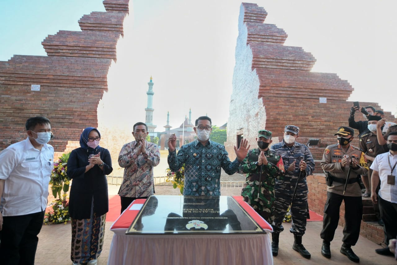Ridwan Kamil Resmikan...