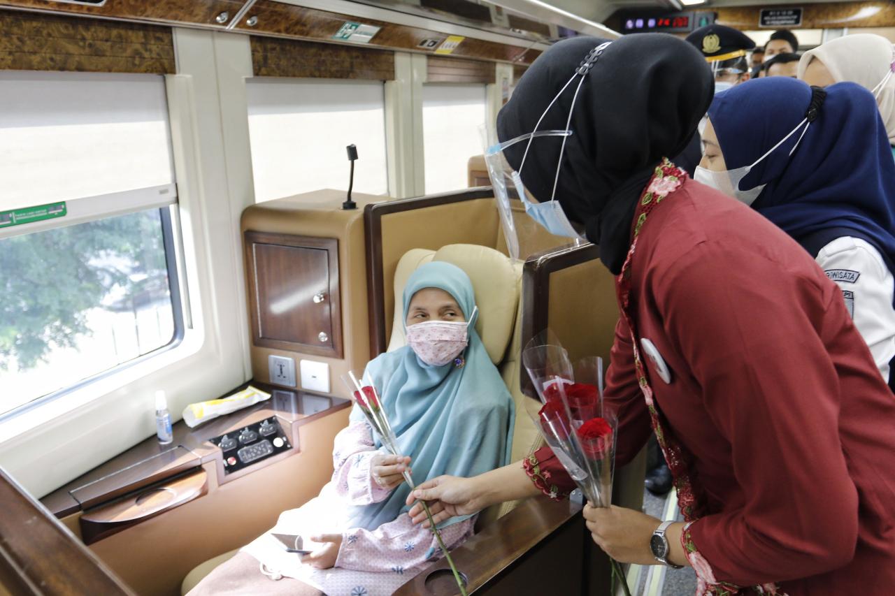 Kenakan Kebaya, Petugas...