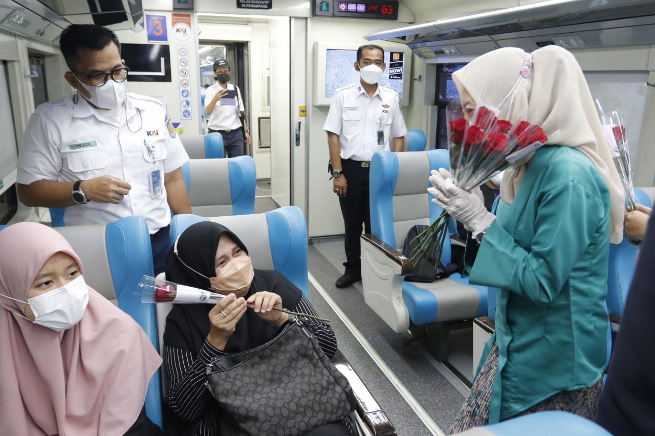 Kenakan Kebaya, Petugas...