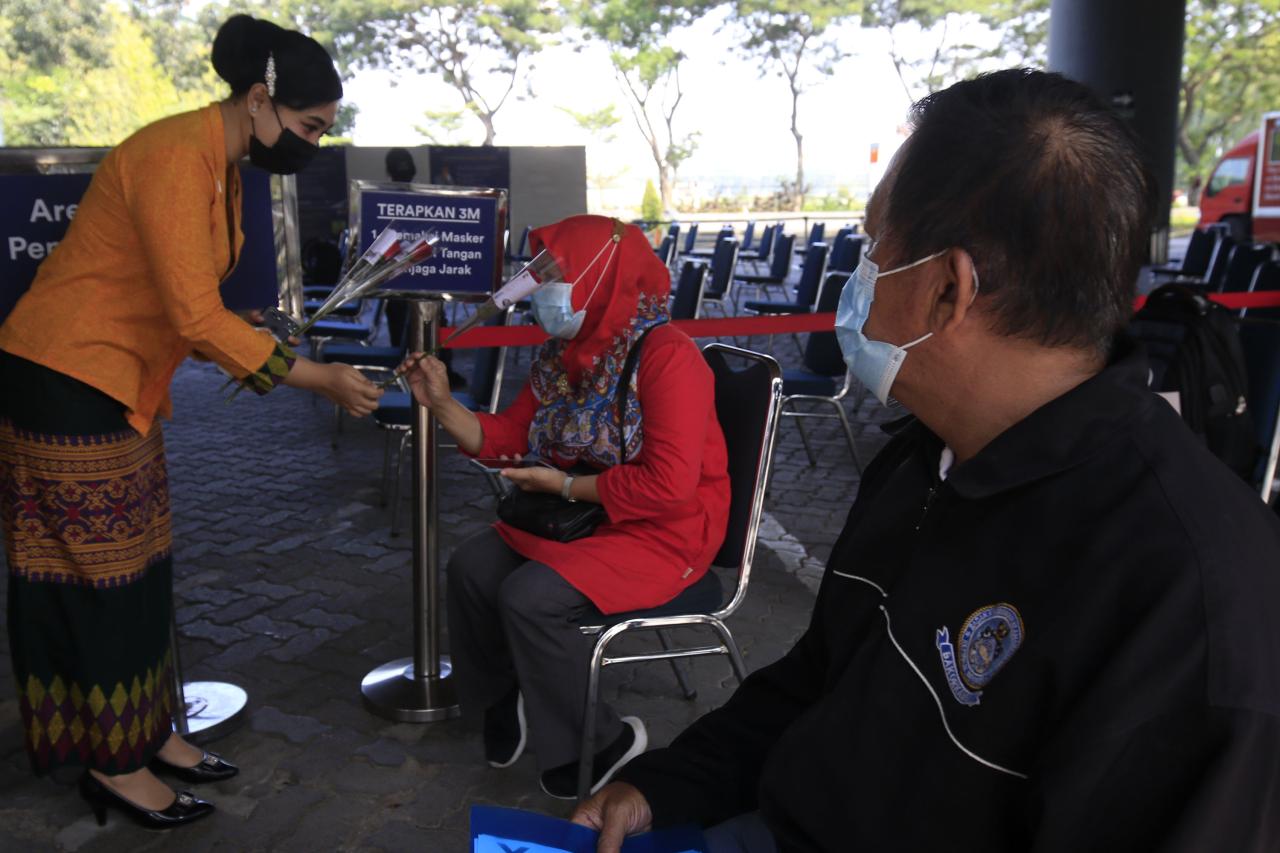 Kenakan Kebaya, Petugas...