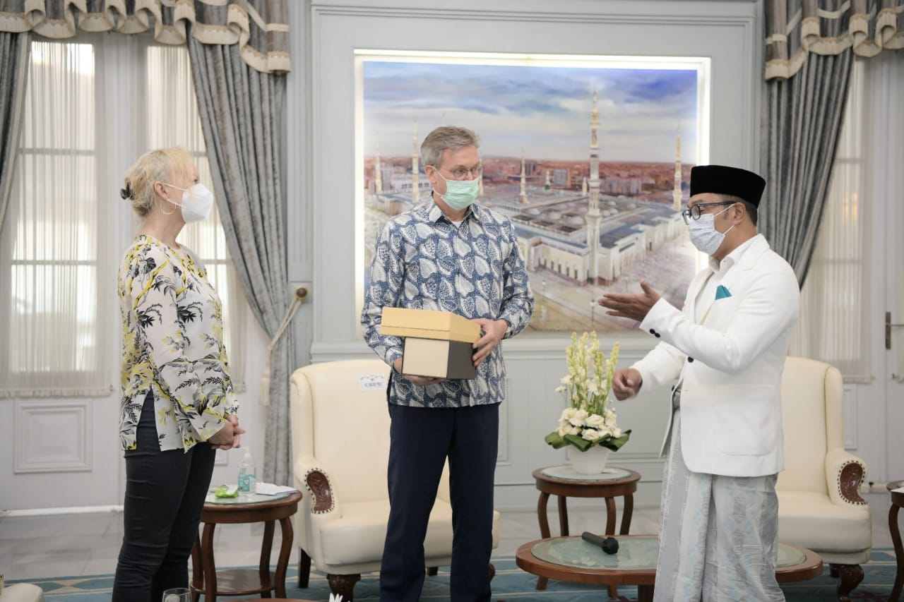 Ridwan Kamil Terima...